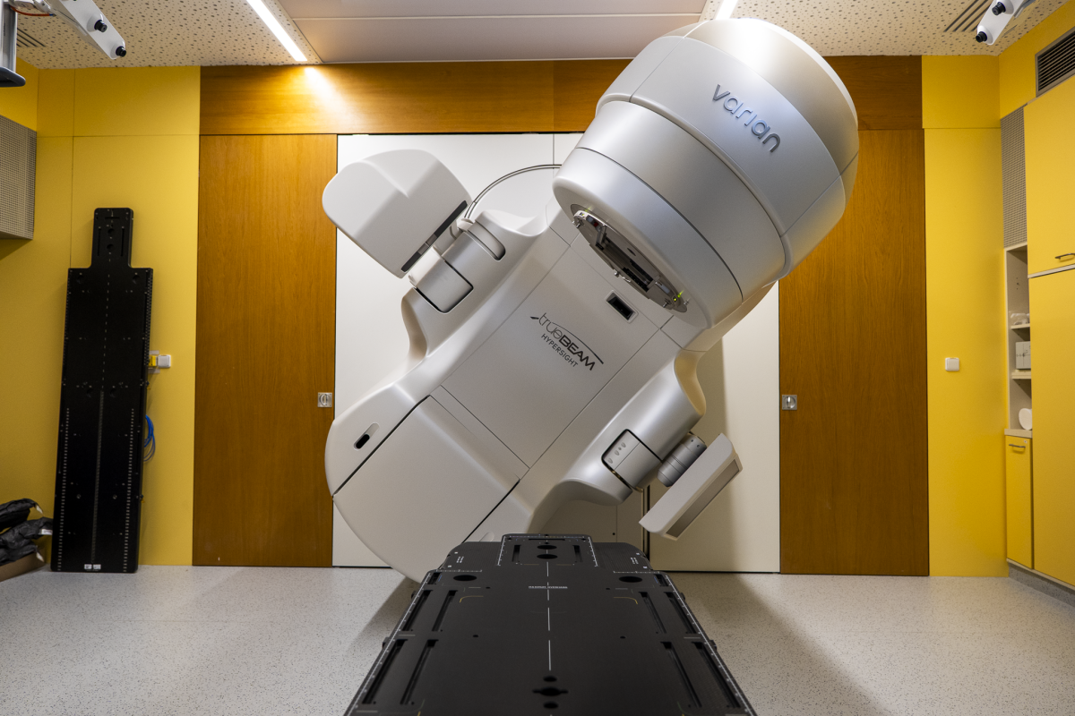 Nový urychlovač Varian TrueBeam HyperSight posouvá hranice precizní onkologické léčby na Klinice radiační onkologie MOÚ a LF MU